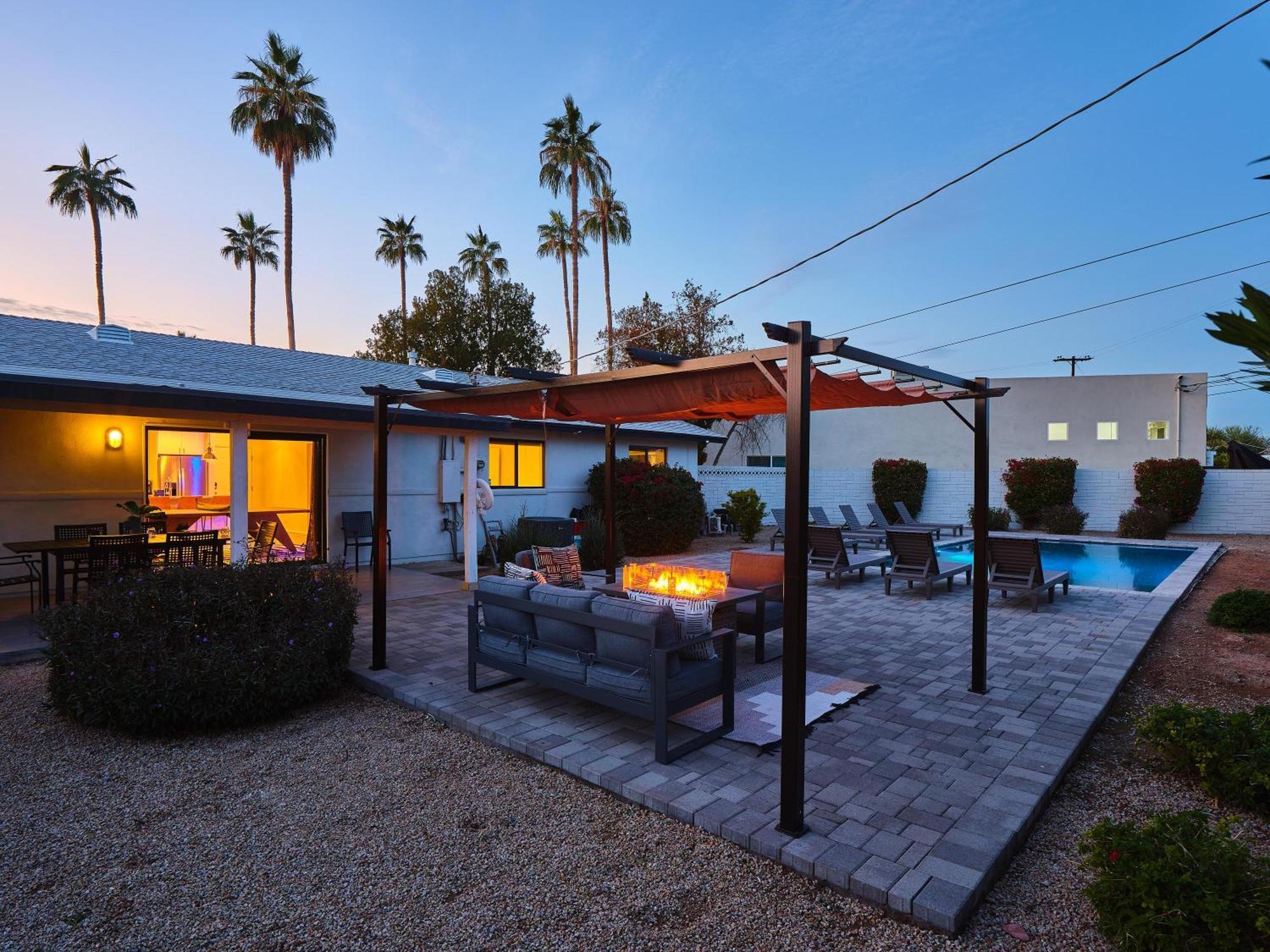 Disco In The Desert - Walk To Old Town Holiday home