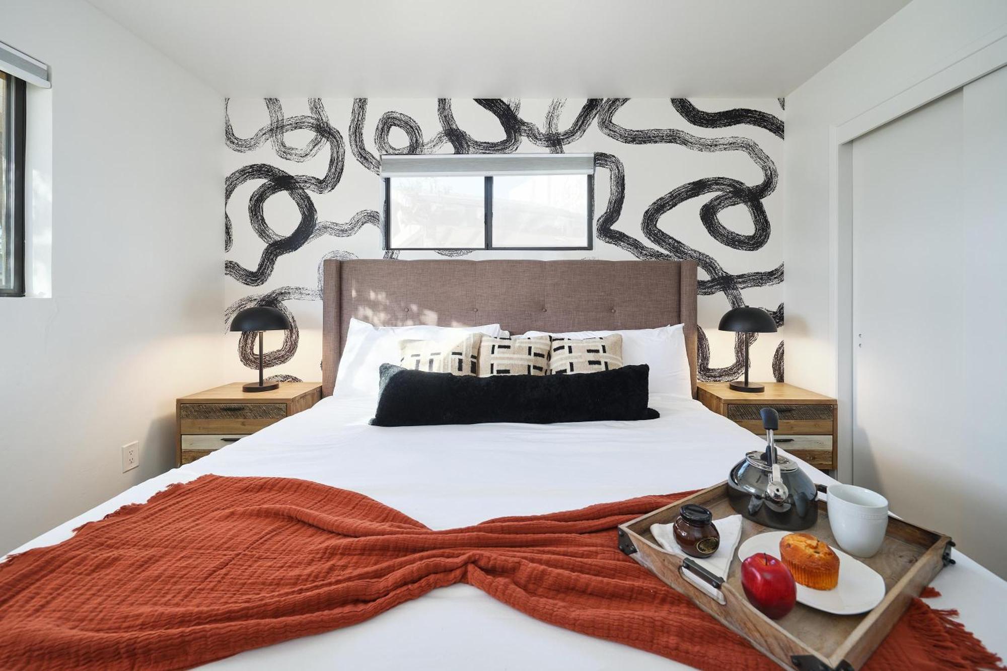 Disco In The Desert - Walk To Old Town Holiday home *